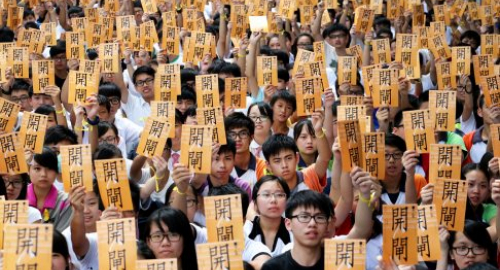 Hong Kong, strade ancora occupate: studenti in massa